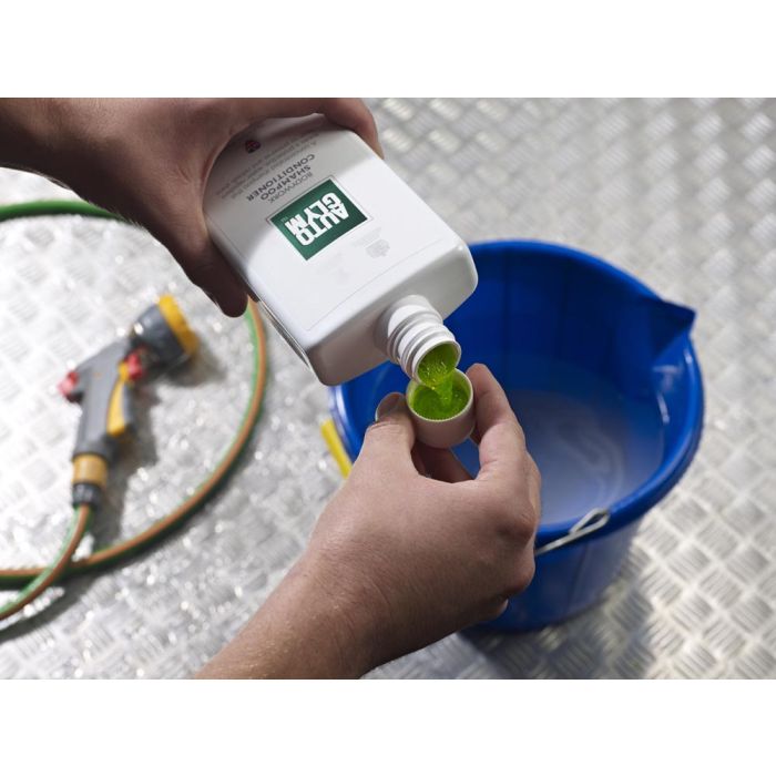 Dosering av Autoglym Bodywork Shampoo Conditioner i bøtte før bilvask