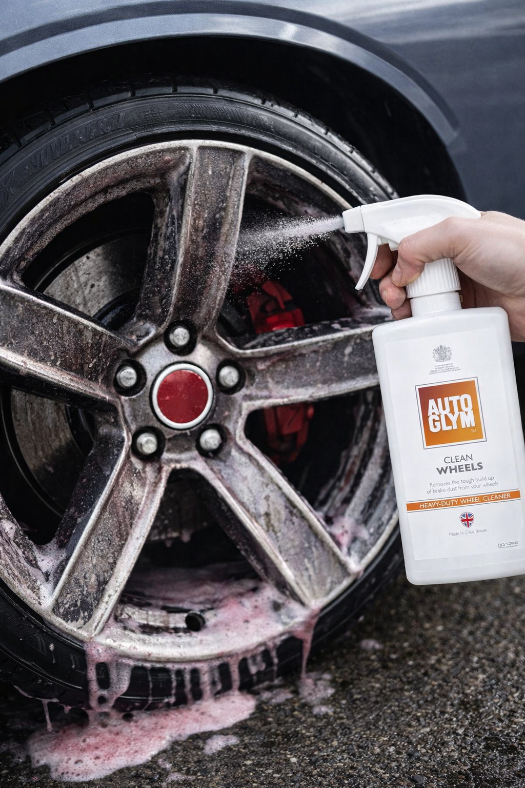 Autoglym Clean Wheels 500 ml i bruk på skitten aluminiumsfelg – effektiv felgrens som løser opp bremsestøv