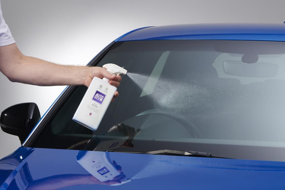 Rask rengjøring av bilglass med Autoglym Fast Glass.