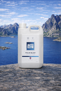 Autoglym Polar Blast 2,5 liter plassert foran Lofoten-fjell og hav – kraftig skumforvask for effektiv bilvask