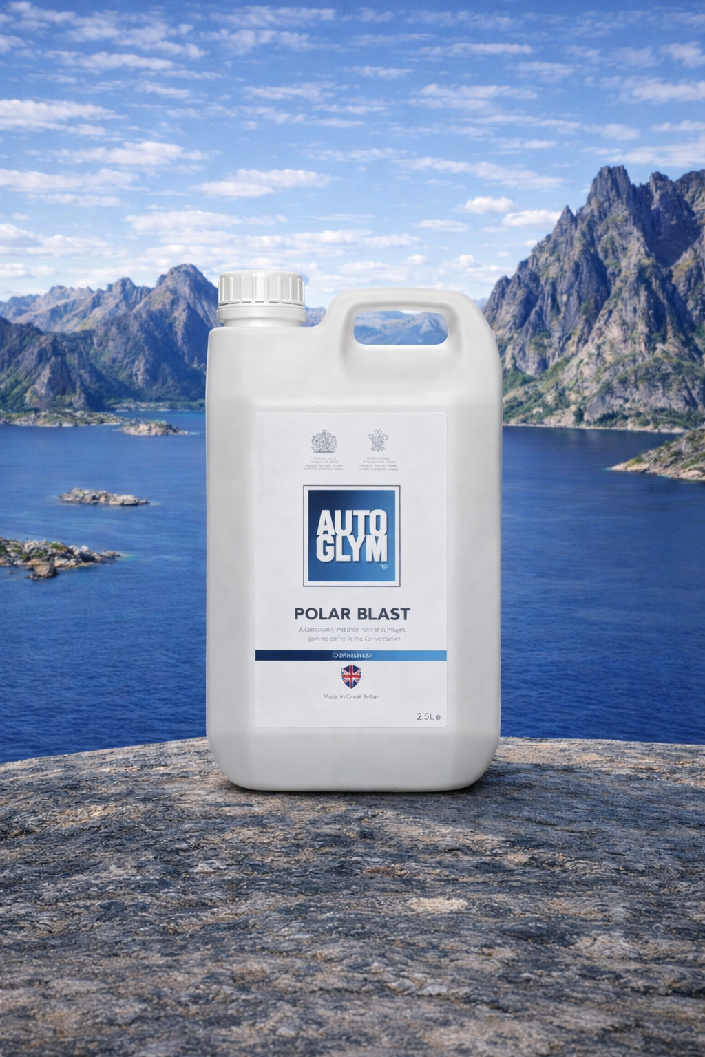 Autoglym Polar Blast 2,5 liter plassert foran Lofoten-fjell og hav – kraftig skumforvask for effektiv bilvask
