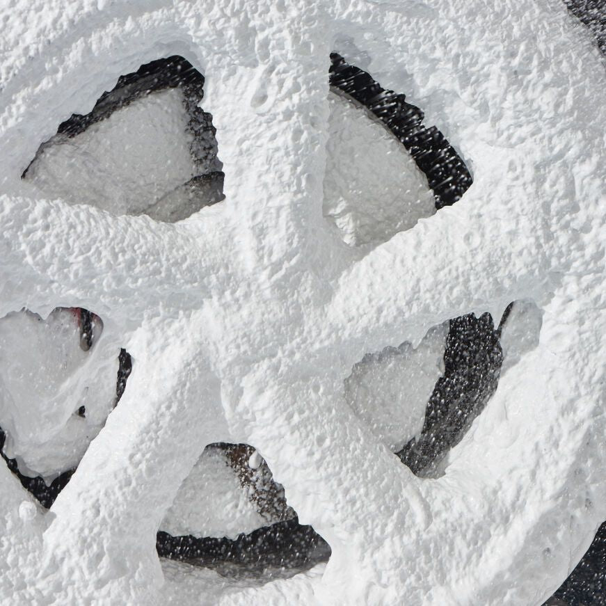 Tykt og effektivt skum fra Autoglym Polar Blast – viser rengjørende effekt på bil