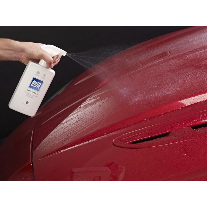 Autoglym Rapid Aqua Wax sprayes på våt billakk etter bilvask