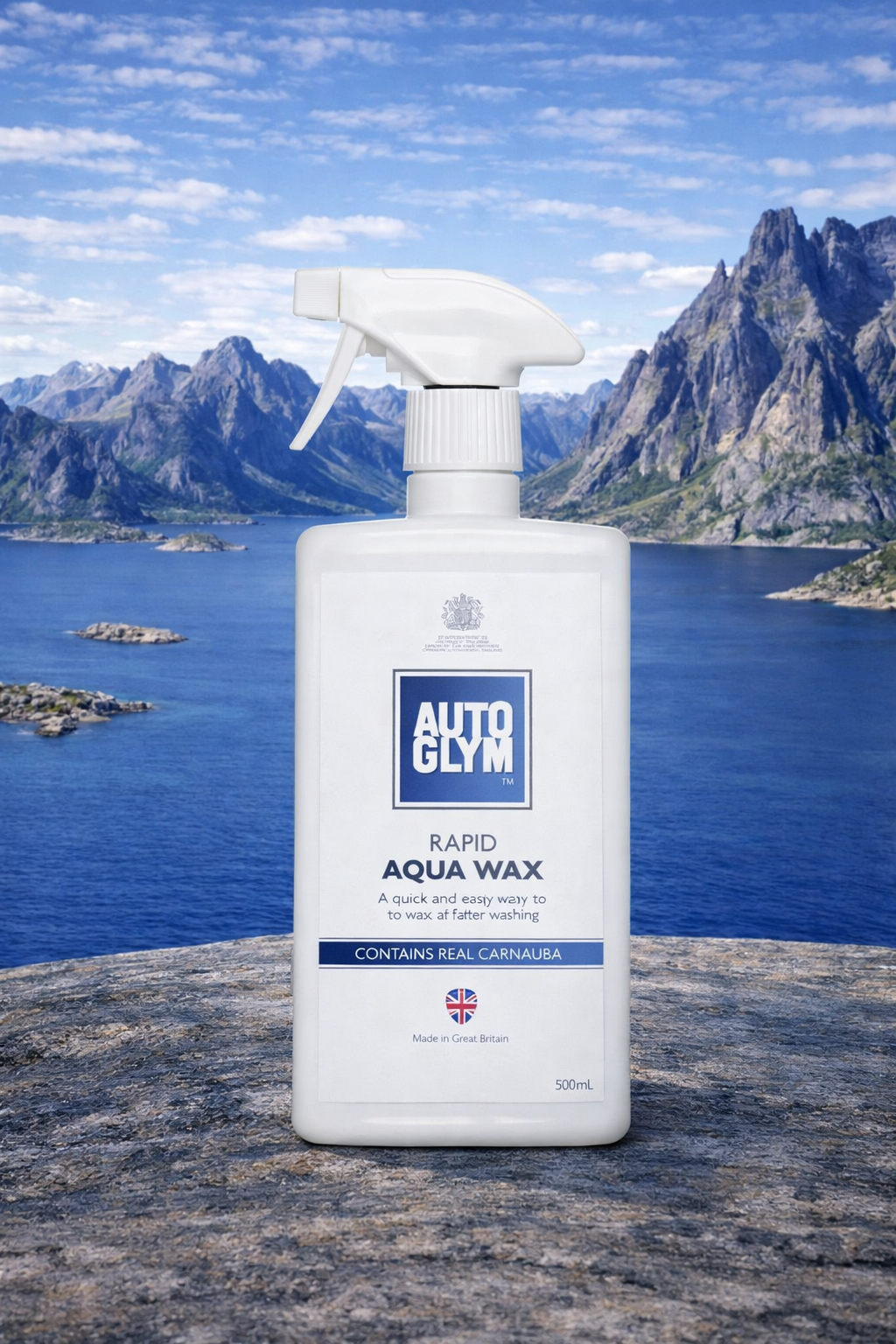 Autoglym Rapid Aqua Wax 500 ml sprayflaske plassert på stein med fjord og fjell i bakgrunnen