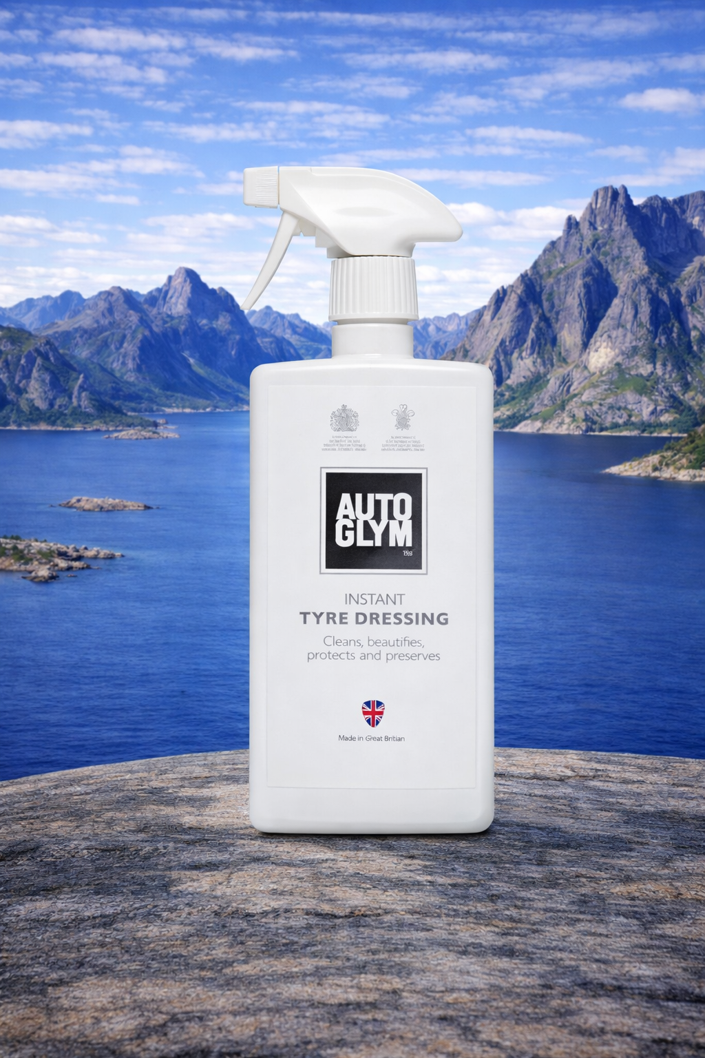 Autoglym Instant Tyre Dressing dekkspray plassert i Lofoten-inspirert fjordlandskap med fjell og hav