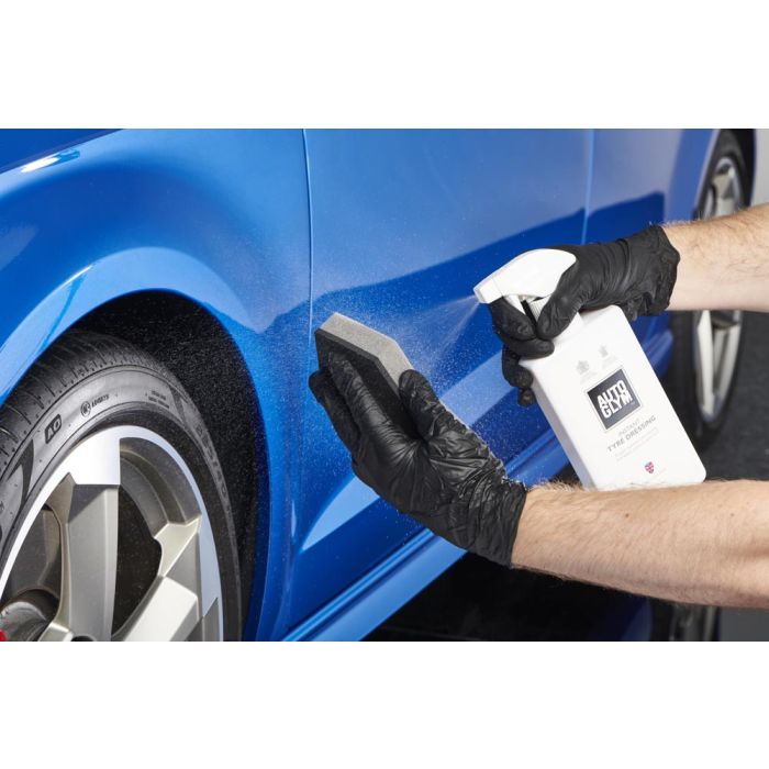 Påføring av Autoglym Instant Tyre Dressing på bildekk med applikator for jevn og varig finish