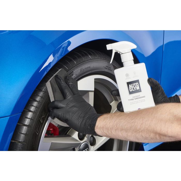 Autoglym Instant Tyre Dressing sprayes på applikator og fordeles jevnt på dekkets sidevegg