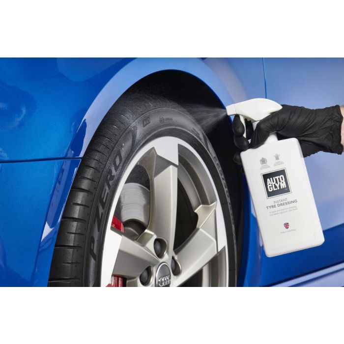 Autoglym Instant Tyre Dressing sprayes direkte på bildekk for rask og effektiv dekkfornyelse