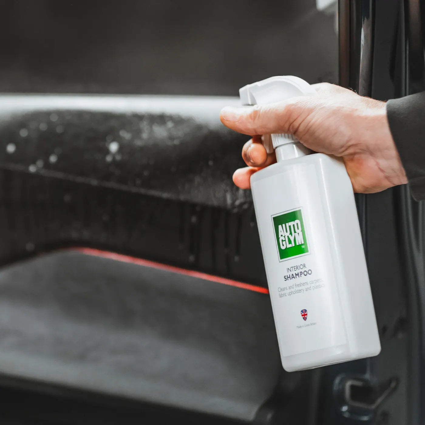 Autoglym Interior Shampoo brukes til rengjøring av bilinteriør, plast og tekstil