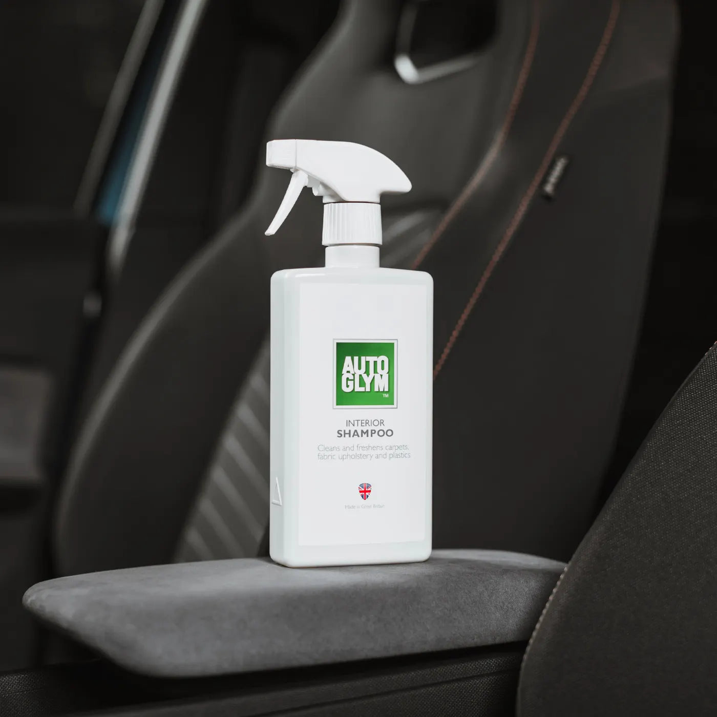 Autoglym Interior Shampoo flaske plassert i bilinteriør klar til bruk