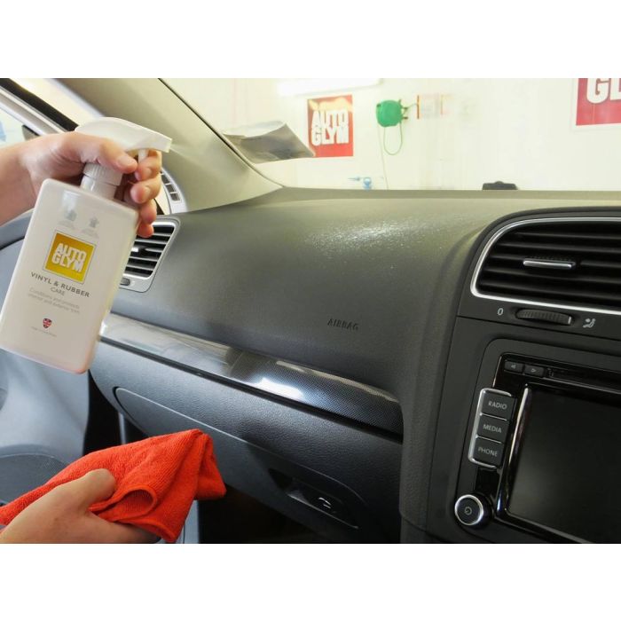 Autoglym Vinyl & Rubber Care brukt til pleie av dashbord og plast i bilinteriør