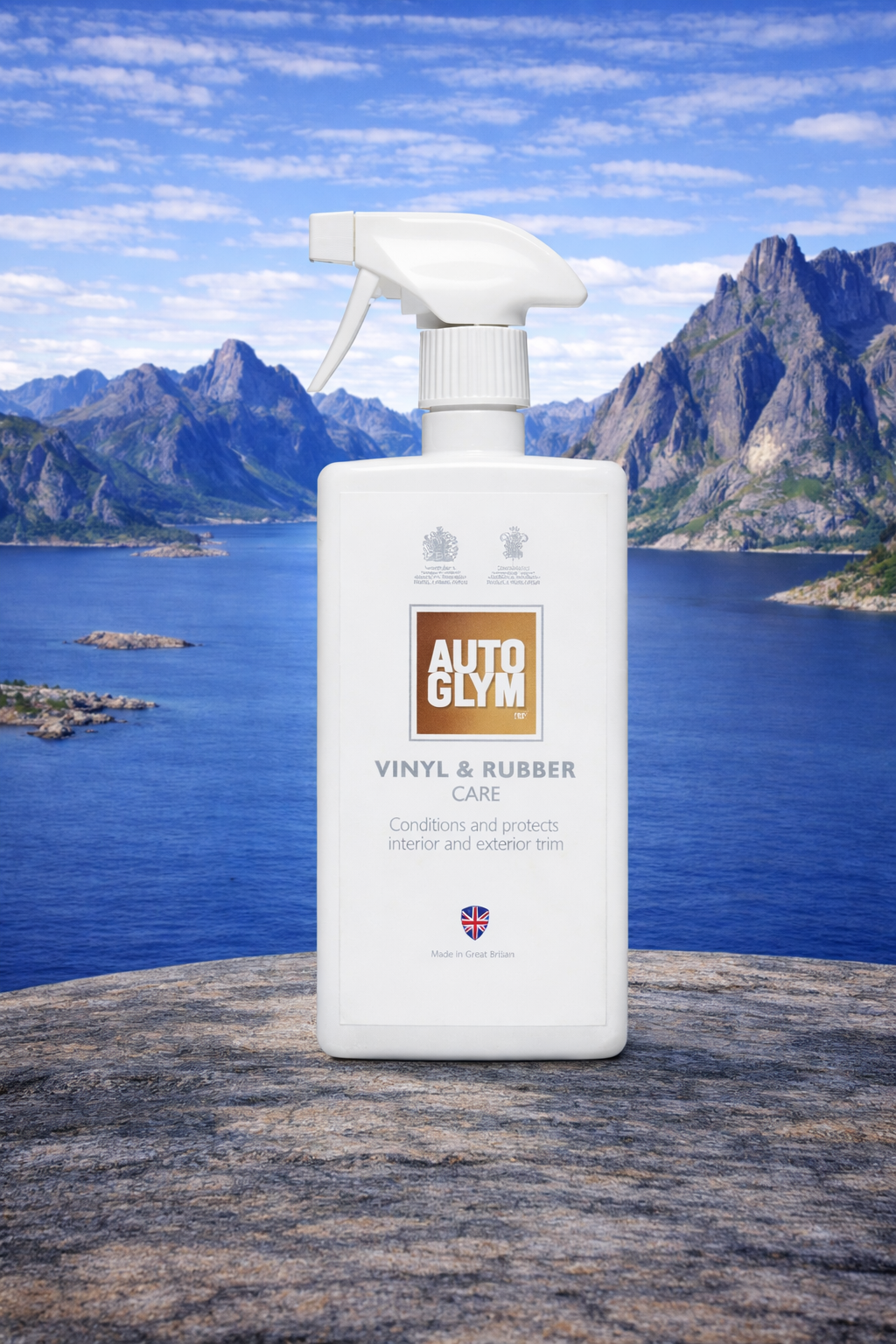 Autoglym Vinyl & Rubber Care flasken plassert i Lofoten-landskap med fjord og fjell i bakgrunnen