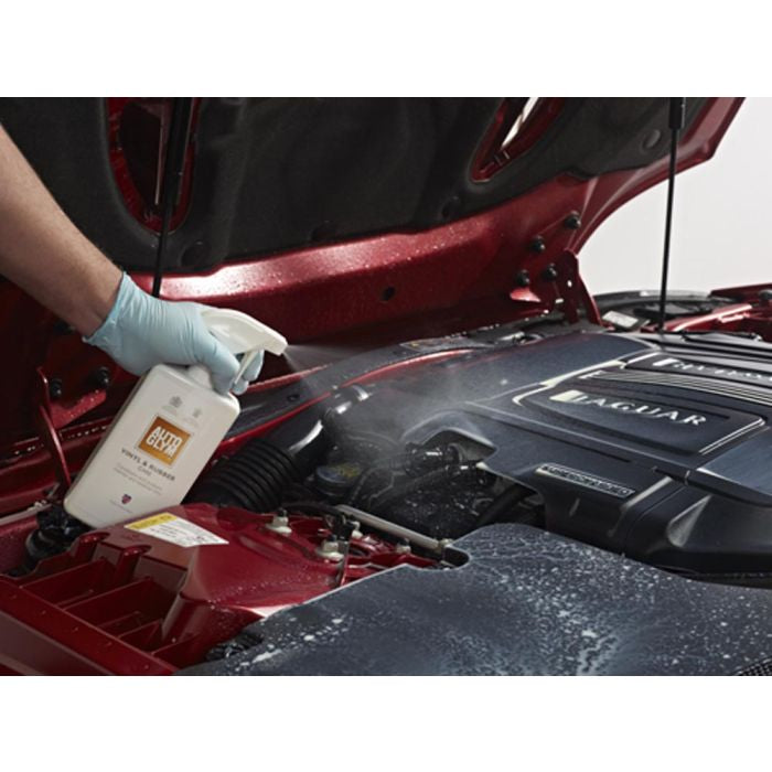 Autoglym Vinyl & Rubber Care påført gummi- og plastdetaljer i motorrom