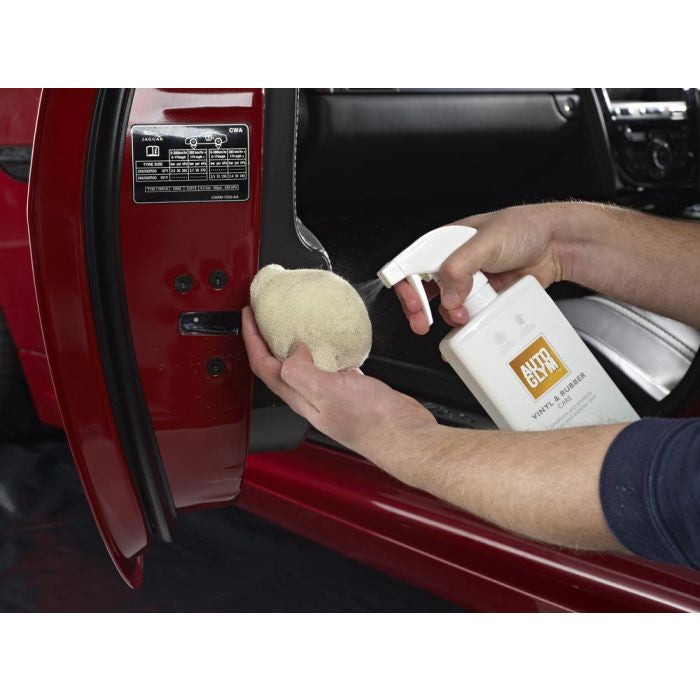 Autoglym Vinyl & Rubber Care brukt på plast og gummi i dørkarm på bil