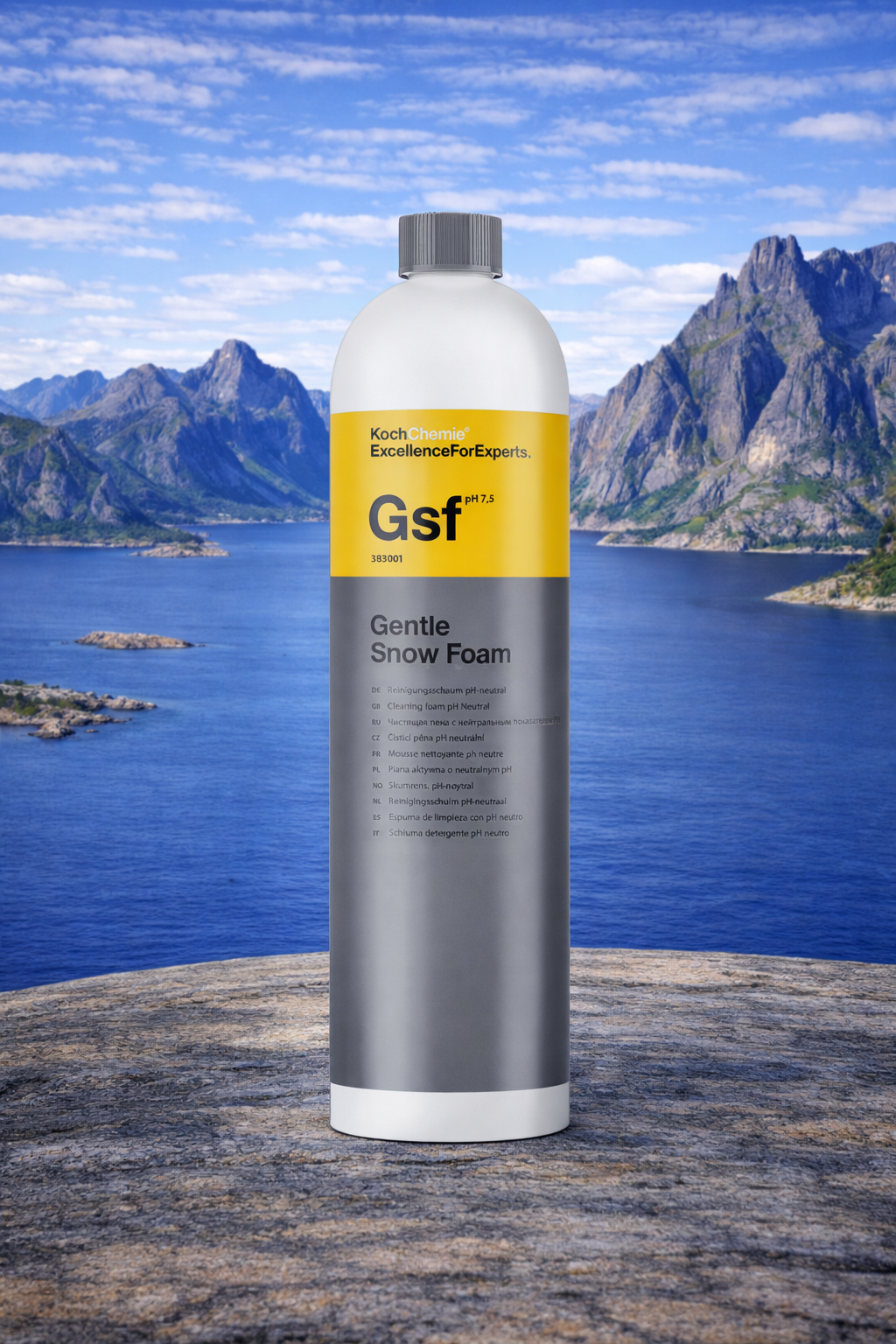 Koch Chemie Gentle Snow Foam pH-nøytral skumsåpe presentert i Lofoten-landskap