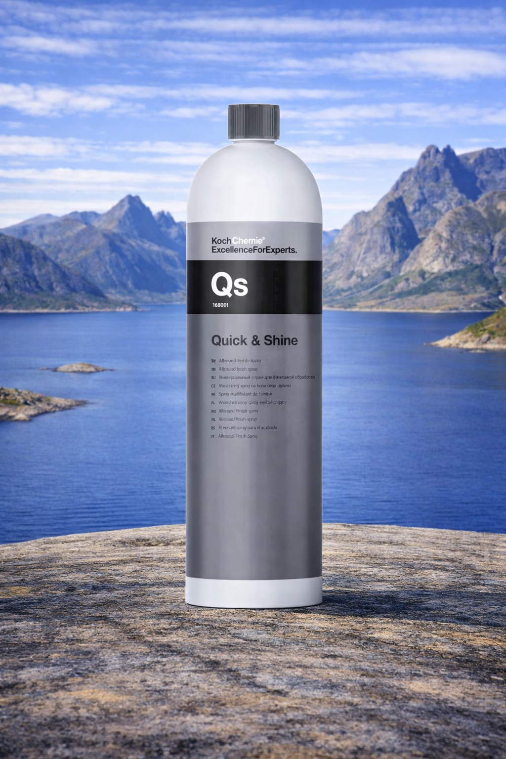 Koch Chemie Quick & Shine Qs sprayflaske for bilpleie plassert i Lofoten fjordlandskap